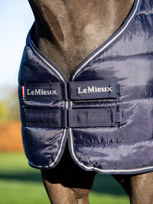 Sous-couverture LeMieux 100g, coloris Navy, en situation