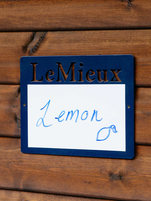 Ardoise magnétique d'écurie LeMieux — Bleu marine, en situation