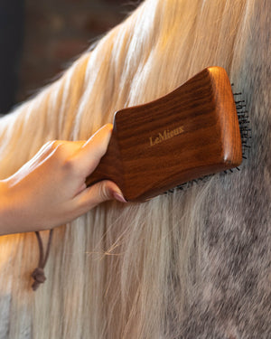 Brosse Artisan crinière et queue LeMieux - Marron - mise en situation