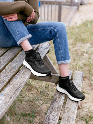IT08793_lifestyle_kantawaterprooftrainer_black_5