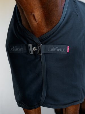 Couverture polaire LeMieux Arika Jersey-Tek - bleu marine - mise en situation