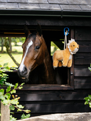 Lion en peluche pour chevaux LeMieux, en situation
