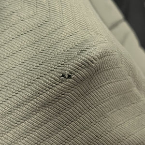 Défaut : petit trou dans le tricot sur l'épaule