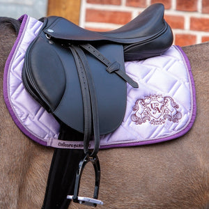 Tapis de selle Unicorn Academy lilas monte sous une selle de dressage