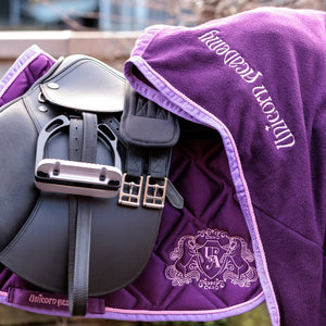 Tapis de selle Unicorn Academy violet en place sous la selle avec le couvre-reins assorti