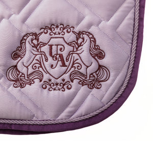 Blason Unicorn Academy brode sur le tapis lilas