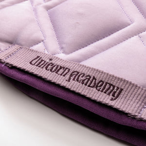 Etiquette tissee Unicorn Academy sur le tapis de selle lilas