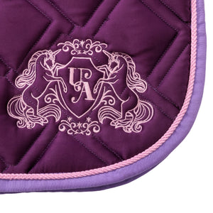 Blason Unicorn Academy brode et cordon sur le tapis violet