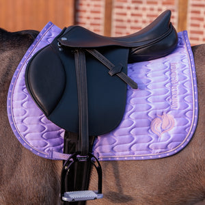 Tapis de selle Unicorn Academy Kids en place sous une selle de dressage