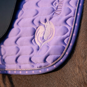 Detail du logo brode du tapis Unicorn Academy Kids sous la selle