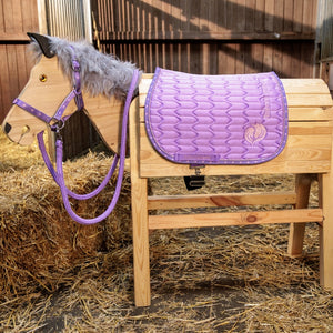 Tapis Unicorn Academy en place sur un cheval de bois equipe de son licol