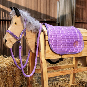 Cheval de bois equipe du tapis et du licol Unicorn Academy, vue rapprochee