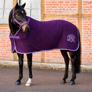 Couverture sechante polaire Unicorn Academy violette portee par un cheval