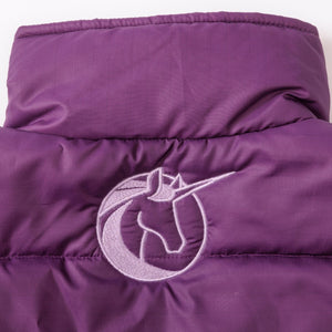 Broderie licorne Unicorn Academy sur le gilet matelasse violet
