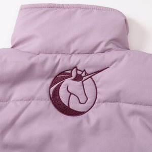 Broderie licorne Unicorn Academy sur le gilet matelasse lilas