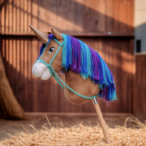 Cheval baton Unicorn Academy Leaf pose sur une botte de paille