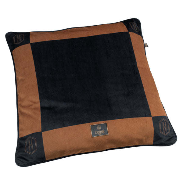 Coussin carré en velours avec un motif à larges bordures marron et un centre noir. Les coins du coussin sont ornés du logo « H », et une étiquette avec le logo « Eskadron » est cousue en bas au centre.