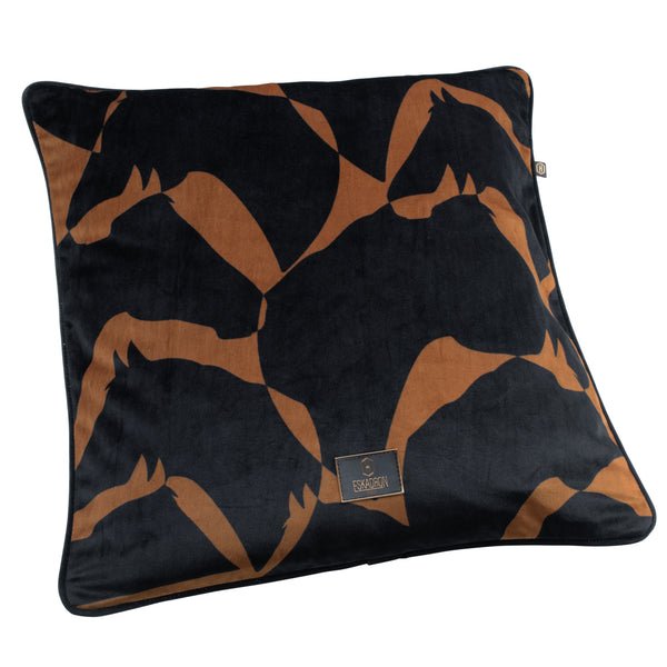 Coussin de couleur noire avec un motif de chevaux stylisés en brun, disposés en répétition sur toute la surface. Une étiquette en cuir avec le logo "ESKADRON" est visible en bas au centre.