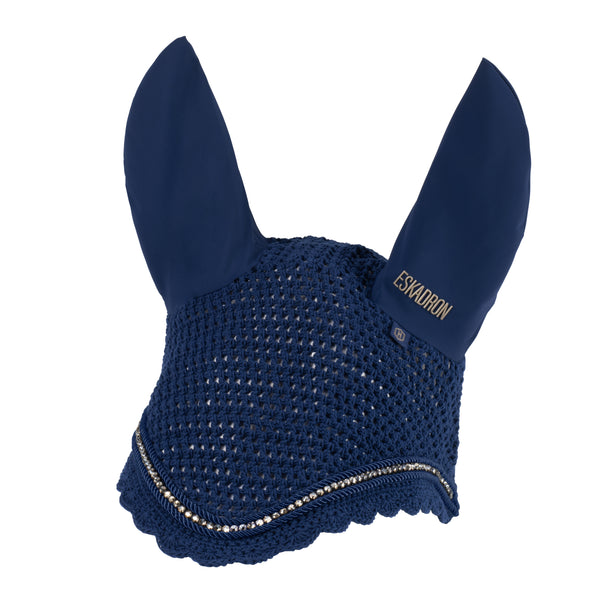 "Bonnet anti-mouches bleu pour cheval de la marque Eskadron avec des oreilles en tissu souple et une partie en maille crochetée. Un liseré argenté orne la partie inférieure du bonnet."