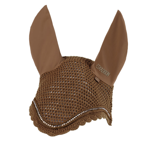 Balise alt : "Bonnet anti-mouches pour cheval en tissu crocheté marron avec des oreilles en tissu lisse et un logo de la marque Eskadron sur une des oreilles."