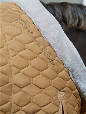 Couverture d'écurie Zeta 150 Eskadron Platinum 23 coloris Cognac encolure fauxfur | Sellerie Bucéphale