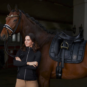 Tapis de dressage Big Square Faux Leather Eskadron Platinum 23 coloris Noir sur un cheval bai | Sellerie Bucéphale