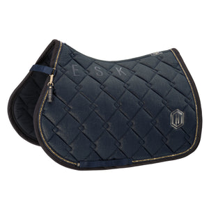 L'image représente un tapis de selle de haute qualité, conçu pour l'équitation. Voici une description détaillée : 1. **Matériau et Couleur** : - Le tapis est principalement de couleur bleu foncé avec des accents dorés. - Il semble être fabriqué d'un tissu matelassé de haute qualité, probablement conçu pour offrir confort et durabilité. 2. **Design et Motifs** : - Le tapis présente un motif matelassé en losange. - Le bord est orné d'une bordure dorée, ajoutant une touche...