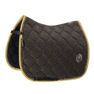 L'image montre une selle d'équitation de type tapis de selle, conçue pour être placée sous la selle afin d'améliorer le confort du cheval et du cavalier. Ce tapis de selle présente une apparence élégante et sophistiquée avec plusieurs détails notables : 1. **Matériau et Couleur** : Le tapis de selle est principalement fabriqué dans un matériau matelassé de couleur marron foncé, ce qui lui donne un aspect raffiné et robuste. 2. **Bordure** : La bordure du tapis de selle est dorée, ce qui...