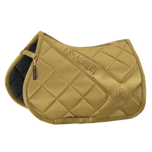 L'image présente une selle de cheval de la marque Eskadron. La selle est de forme rectangulaire avec des bords arrondis et elle est principalement de couleur dorée. Voici une description détaillée : 1. **Matériau et Texture** : La selle semble être fabriquée dans un matériau synthétique ou en nylon avec une texture lisse et brillante. Elle est rembourrée et matelassée, offrant un aspect légèrement capitonné. 2. **Couleur et Design** : La couleur dominante est un doré chaud. Le design est...