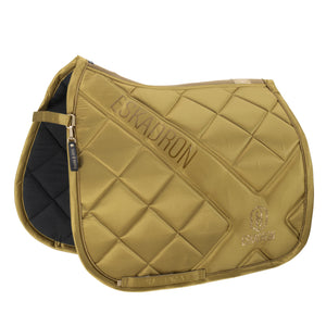 L'image montre une selle d'équitation de la marque Eskadron. Elle est conçue en deux parties distinctes, toutes deux fixées ensemble par une boucle – la partie supérieure s'appelle une selle de dressage et la partie inférieure une selle de saut d'obstacles. La selle de dressage, située sur le dessus, est de couleur olive ou kaki, avec un rembourrage en losanges matelassés pour offrir un confort optimal au cheval et au cavalier. Le mot "Eskadron" est inscrit de manière proéminente en lettres...