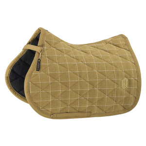 L'image montre une selle d'équitation, également appelée tapis de selle, conçue pour être placée entre le dos du cheval et la selle. La selle est de forme ergonomique pour épouser parfaitement le dos du cheval et offrir un meilleur confort. Voici une description détaillée : 1. **Couleur et Matériau** : - Le tapis de selle est principalement de couleur beige ou sable, avec une texture satinée. - Il est fabriqué dans un matériau matelassé et semble recouvert de tissu avec des motifs de...