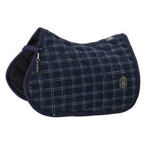 L'image montre une selle d'équitation de luxe, conçue pour offrir confort et style aux cavaliers et à leurs montures. Voici une description détaillée : 1. **Matériau et Design** : - La selle est faite de matériaux de haute qualité, probablement une combinaison de tissu et de cuir. - Elle présente un motif à carreaux élégant avec des lignes dorées brillantes, ajoutant une touche de sophistication. - Le tissu semble être cousu avec précision, formant des losanges ou des carrés qui...