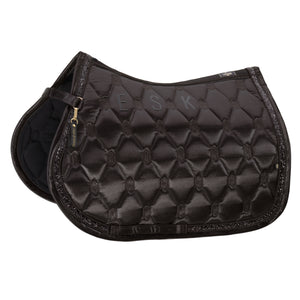 L'image présente une selle d'équitation noire conçue avec beaucoup de détails et de sophistication. Voici une description détaillée : 1. **Matériau et Texture** : La selle semble être fabriquée dans un matériau de haute qualité, probablement un tissu synthétique ou un cuir avec un fini lisse et mat. La surface de la selle est matelassée avec un motif de losanges, ajoutant à la fois du confort et un aspect esthétique. 2. **Bordure** : La bordure de la selle est ornée de strass ou de...