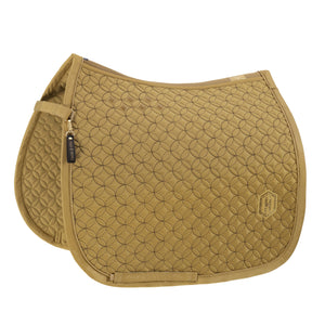 L'image montre une tapis de selle d'équitation, un accessoire essentiel pour le confort du cheval et du cavalier. Le tapis est de forme rectangulaire avec des bords arrondis, et présente un design quilté sophistiqué avec des motifs circulaires réguliers. La couleur du tapis est un ton beige doré, offrant une apparence élégante et classique. Sur le côté droit du tapis, on peut observer un petit emblème en forme de bouclier avec des détails dorés, indiquant probablement la marque ou le...