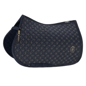 L'image montre un tapis de selle pour cheval, conçu avec un style et une élégance remarquables. Le tapis de selle est principalement de couleur bleu foncé, avec un motif géométrique doré qui ajoute une touche de sophistication. Les motifs dorés sont composés de cercles et de lignes entrelacées, créant un effet visuel attrayant et harmonieux. Le tapis de selle est matelassé, ce qui suggère qu'il est conçu pour offrir un confort optimal au cheval et au cavalier. Les bords du tapis de selle...