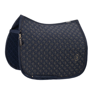 L'image présente une selle d'équitation de couleur bleu foncé, ornée de motifs circulaires dorés. La selle est conçue avec un rembourrage épais et des coutures élégantes, offrant à la fois confort et style. Elle est dotée de sangles et de boucles en métal doré, ajoutant une touche de sophistication à l'ensemble. La partie principale de la selle est décorée de cercles dorés interconnectés, créant un motif géométrique attrayant. Ces cercles sont disposés de manière répétitive, couvrant toute...