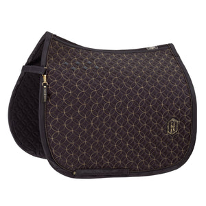 L'image montre une selle pour cheval de couleur marron foncé, conçue avec un motif de couture complexe et élégant. La selle est ornée de cercles et de lignes dorées, lui donnant un aspect raffiné et luxueux. Voici une description détaillée de ses caractéristiques : 1. **Couleur et Motif** : La selle est principalement de couleur marron foncé, avec des coutures dorées qui forment des motifs circulaires et linéaires. Ces coutures dorées ajoutent une touche de sophistication et d'élégance à...