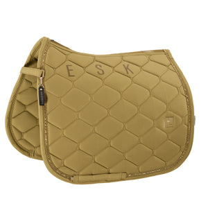 L'image présente un tapis de selle élégant, conçu pour le confort et le style en équitation. Voici une description détaillée : 1. **Forme et Design** : Le tapis de selle a une forme légèrement incurvée, typique des tapis de selle pour cheval, afin de s'adapter correctement au dos de l'animal et d'offrir un confort optimal au cavalier. 2. **Matière et Texture** : Le tapis est fabriqué dans un tissu de haute qualité, possiblement en polyester ou en coton, avec des coutures apparentes pour une...