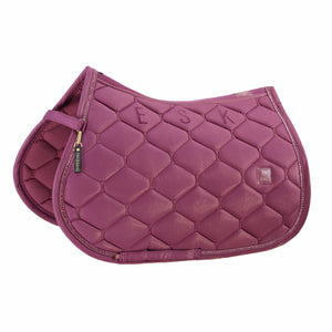 L'image montre une selle d'équitation de couleur bordeaux, finement confectionnée et dotée d'un design élégant. La selle présente un motif matelassé en losanges, offrant un aspect à la fois fonctionnel et esthétique. Les coutures bordant la selle sont discrètes et s'harmonisent avec la couleur bordeaux, soulignant la qualité de la fabrication. Sur le côté droit de la selle, on peut voir une petite étiquette carrée avec les lettres "Hi" et le logo de la marque "Eskadron", indiquant la...