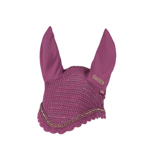 L'image montre un accessoire équestre spécifique, connu sous le nom de bonnet d'oreilles pour cheval. Ce bonnet est conçu pour protéger les oreilles et les yeux du cheval tout en permettant une bonne visibilité. Détails de l'image : 1. **Couleur** : Le bonnet est de couleur rose foncé. 2. **Matériau** : La partie principale du bonnet semble être faite d'un tissu crocheté, offrant une texture légère et aérée. 3. **Oreilles** : Les oreilles du bonnet sont fabriquées à partir d'un matériau plus...