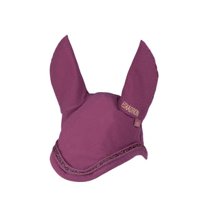 L'image représente une cagoule pour cheval, probablement utilisée pour protéger les yeux et les oreilles de l'animal contre les insectes et les éléments. La cagoule est principalement de couleur violette et est fabriquée dans un matériau en maille qui permet une bonne ventilation et visibilité pour le cheval. Voici une description détaillée : 1. **Matériau et Couleur** : La cagoule est composée d'un tissu en maille violet, offrant une bonne aération et une protection légère. 2....
