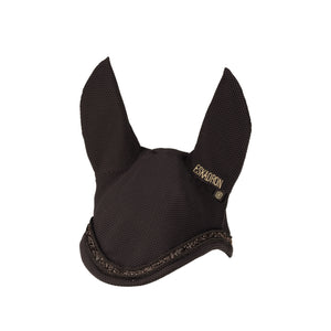 L'image représente un masque de protection pour chevaux de couleur noire. Ce masque, fabriqué par la marque "Eskadron", est conçu pour couvrir les yeux et une partie du visage de l'animal. Il est composé d'un matériau en maille aérée, permettant une bonne ventilation et une visibilité adéquate pour le cheval. Sur le côté droit du masque, on peut voir le logo "Eskadron" brodé en couleur dorée. Ce logo est accompagné d'un petit emblème de couronne, également doré. Le bord inférieur du masque...
