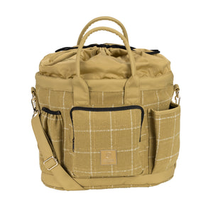 L'image représente un sac à dos-besace de style moderne et fonctionnel, de couleur beige. Le sac est composé de deux matériaux principaux : une partie supérieure en tissu lisse et une partie inférieure en tissu à motif carreaux beige et blanc. Le sac est doté de plusieurs compartiments et poches pour le rangement : 1. **Compartiment principal** : Accessible par une fermeture éclair en haut, ce compartiment est spacieux et semble être l'espace principal de rangement. 2. **Poches avant** : Il...