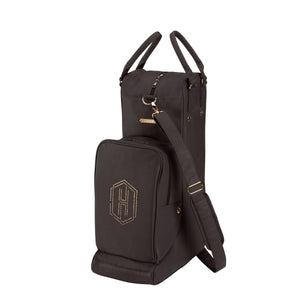 L'image présente un sac de voyage élégant, probablement destiné aux golfeurs, étant donné sa conception et son style. Le sac est principalement de couleur noire, avec des accents dorés qui ajoutent une touche de sophistication. Le sac se compose de deux parties distinctes : un sac principal et un compartiment amovible. Le sac principal est muni de deux poignées robustes pour un transport facile, ainsi qu'une bandoulière amovible pour une portabilité accrue. Le compartiment amovible, attaché...