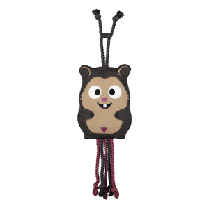 L'image montre un jouet pour chien en forme d'animal, qui semble être un écureuil ou un animal similaire. Le jouet est principalement fabriqué en tissu et comporte plusieurs caractéristiques distinctives. 1. **Tête et Corps** : La tête et le corps du jouet sont noirs, avec des détails en tissu beige pour représenter le visage. Le visage est amical et animé, avec des yeux blancs ronds, un nez rose, et une bouche souriante avec deux dents visibles. 2. **Antennes** : Au-dessus de la tête, il y...