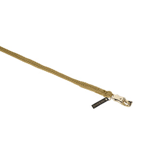 L'image montre une laisse pour chien. La laisse est tressée avec une corde de couleur beige ou kaki, donnant une apparence rustique et robuste. Elle est équipée d'un mousqueton en métal doré ou argenté à l'une de ses extrémités. Ce mousqueton est conçu pour s'attacher facilement à un collier ou un harnais de chien. À côté du mousqueton, il y a une petite étiquette noire avec des inscriptions en blanc. Bien que le texte ne soit pas entièrement lisible, on peut distinguer le mot "HUNTER" ainsi...