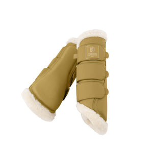 L'image montre une paire de protections de transport pour chevaux, fabriquées par la marque Eskadron. Ces protections sont de couleur beige clair, avec une finition en similicuir de haute qualité. Elles comportent une doublure en fausse fourrure blanche sur le bord supérieur, offrant confort et protection pour les jambes du cheval. Chaque protection est équipée de trois sangles ajustables avec des boucles, permettant un ajustement sûr et personnalisé autour des jambes du cheval. La sangle...