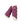 L'image montre une paire de protège-boue pour chevaux, de couleur bordeaux, avec des finitions en fourrure blanche sur les bords inférieurs et supérieurs. Les protège-boue sont conçus avec trois sangles ajustables dotées de boucles, permettant de les fixer solidement aux jambes du cheval. Sur le devant de chaque protège-boue, il y a un logo en relief représentant un 