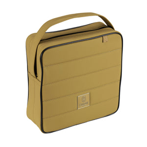 L'image représente un sac à main de couleur jaune moutarde. Le sac est de forme carrée avec des angles arrondis, lui donnant une apparence à la fois moderne et élégante. Il est fabriqué dans un matériau qui semble être du cuir ou une imitation de cuir de haute qualité, avec un léger motif matelassé qui ajoute de la texture et du caractère à la surface. Le sac dispose d'une poignée supérieure robuste, permettant une prise en main facile. Cette poignée est renforcée par des coutures bien...