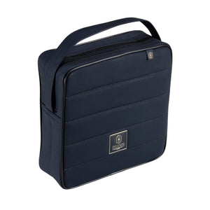 L'image montre un sac de toilettage élégant et compact de couleur bleu marine. Le sac est fabriqué dans un matériau qui semble être du cuir synthétique ou une matière similaire, avec des coutures horizontales et verticales qui lui donnent un aspect structuré et raffiné. Le sac est équipé d'une poignée de transport robuste et confortable en haut, permettant une prise en main facile. Il possède une fermeture éclair principale qui s'étend sur trois côtés, facilitant l'accès à l'intérieur. Une...